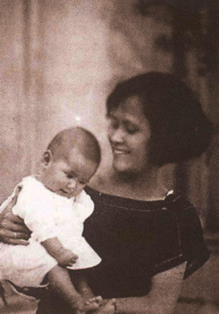 รวมพระฉายาลักษณ์ : สมเด็จพระเจ้าพี่นางเธอฯ / ห้องภาพที่ 1 : ครั้งทรงพระเยาว์