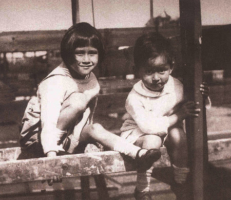 รวมพระฉายาลักษณ์ : สมเด็จพระเจ้าพี่นางเธอฯ / ห้องภาพที่ 1 : ครั้งทรงพระเยาว์