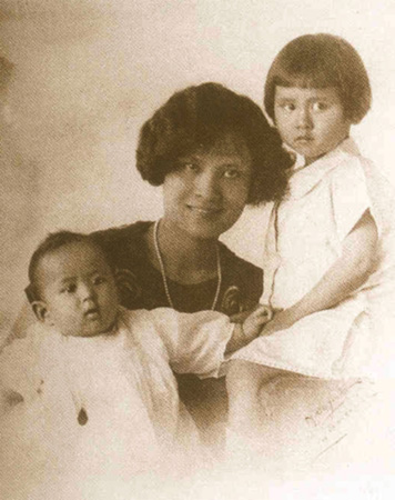 รวมพระฉายาลักษณ์ : สมเด็จพระเจ้าพี่นางเธอฯ / ห้องภาพที่ 1 : ครั้งทรงพระเยาว์