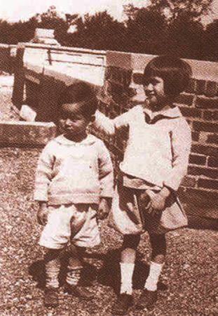 รวมพระฉายาลักษณ์ : สมเด็จพระเจ้าพี่นางเธอฯ / ห้องภาพที่ 1 : ครั้งทรงพระเยาว์