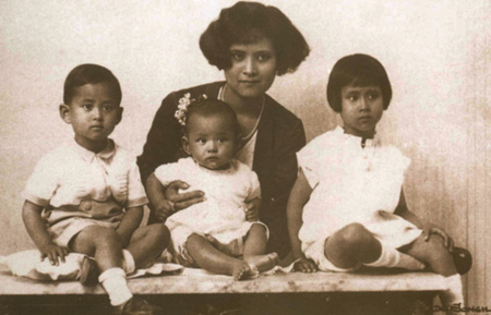 รวมพระฉายาลักษณ์ : สมเด็จพระเจ้าพี่นางเธอฯ / ห้องภาพที่ 1 : ครั้งทรงพระเยาว์