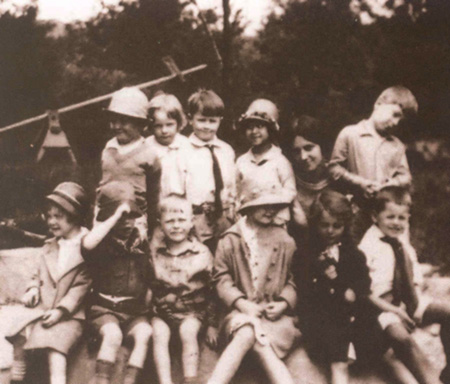 รวมพระฉายาลักษณ์ : สมเด็จพระเจ้าพี่นางเธอฯ / ห้องภาพที่ 1 : ครั้งทรงพระเยาว์