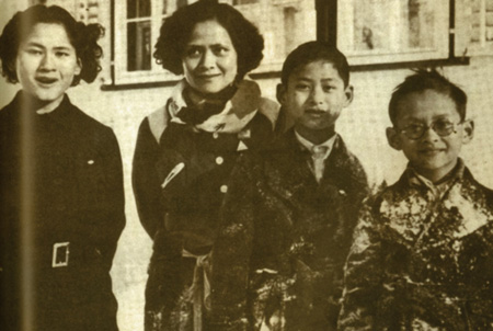 รวมพระฉายาลักษณ์ : สมเด็จพระเจ้าพี่นางเธอฯ / ห้องภาพที่ 1 : ครั้งทรงพระเยาว์