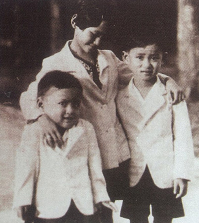 รวมพระฉายาลักษณ์ : สมเด็จพระเจ้าพี่นางเธอฯ / ห้องภาพที่ 1 : ครั้งทรงพระเยาว์