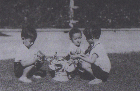 รวมพระฉายาลักษณ์ : สมเด็จพระเจ้าพี่นางเธอฯ / ห้องภาพที่ 1 : ครั้งทรงพระเยาว์