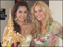 ส้ม-กนกกรปลื้ม ฝรั่งทึ่งศิลปกรรมไทย