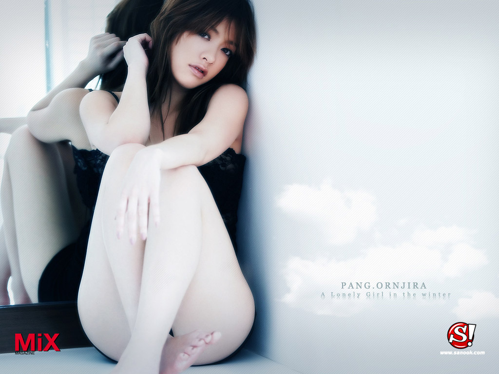 Wallpaper: แป้ง-อรจิรา: A lonely girl in the winter