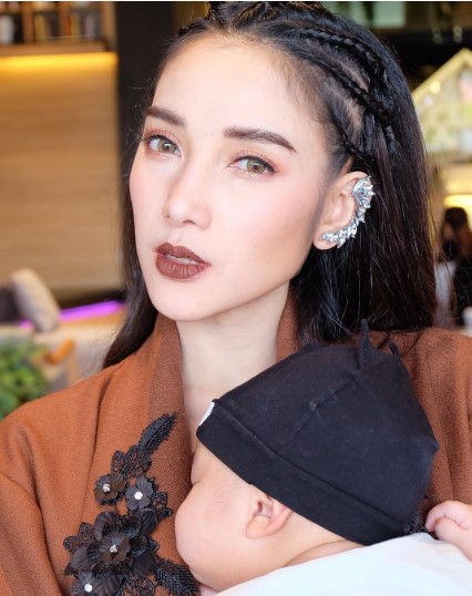 ดาราหน้าผากกว้าง