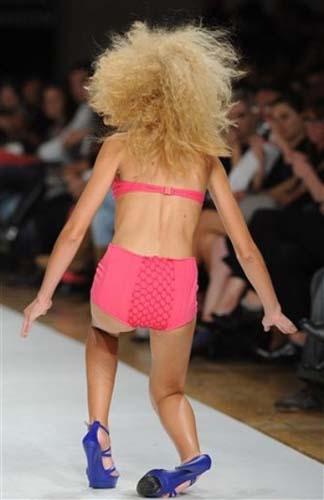 นางแบบล้ม