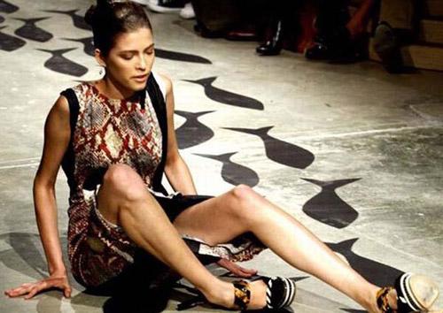 นางแบบล้ม