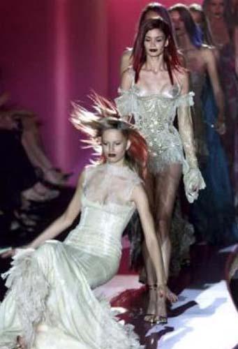 นางแบบล้ม