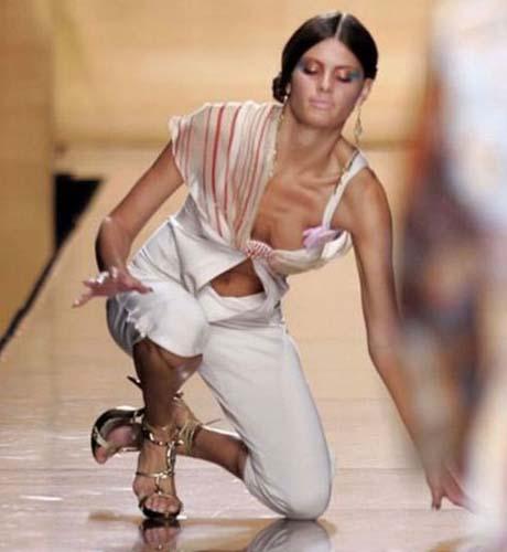 นางแบบล้ม