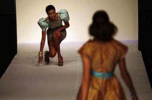 นางแบบล้ม