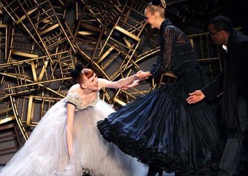 นางแบบล้ม