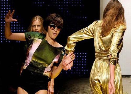 นางแบบล้ม