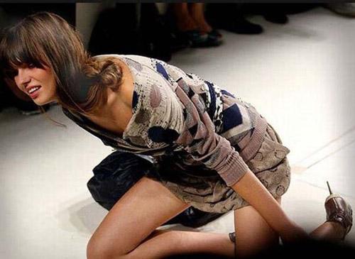 นางแบบล้ม