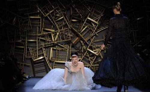 นางแบบล้ม