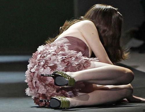 นางแบบล้ม