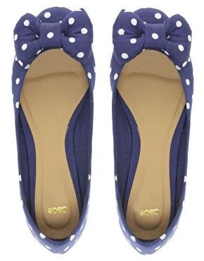 รองเท้าลายจุด