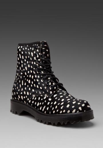 รองเท้าลายจุด