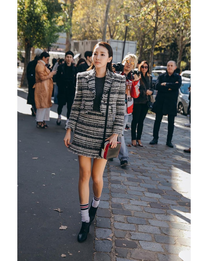 ตามเก็บลุคสุดชิคที่ปารีสของ 2 สาวแห่ง YG "ซานดาร่า" และ "เจนนี่ คิม"