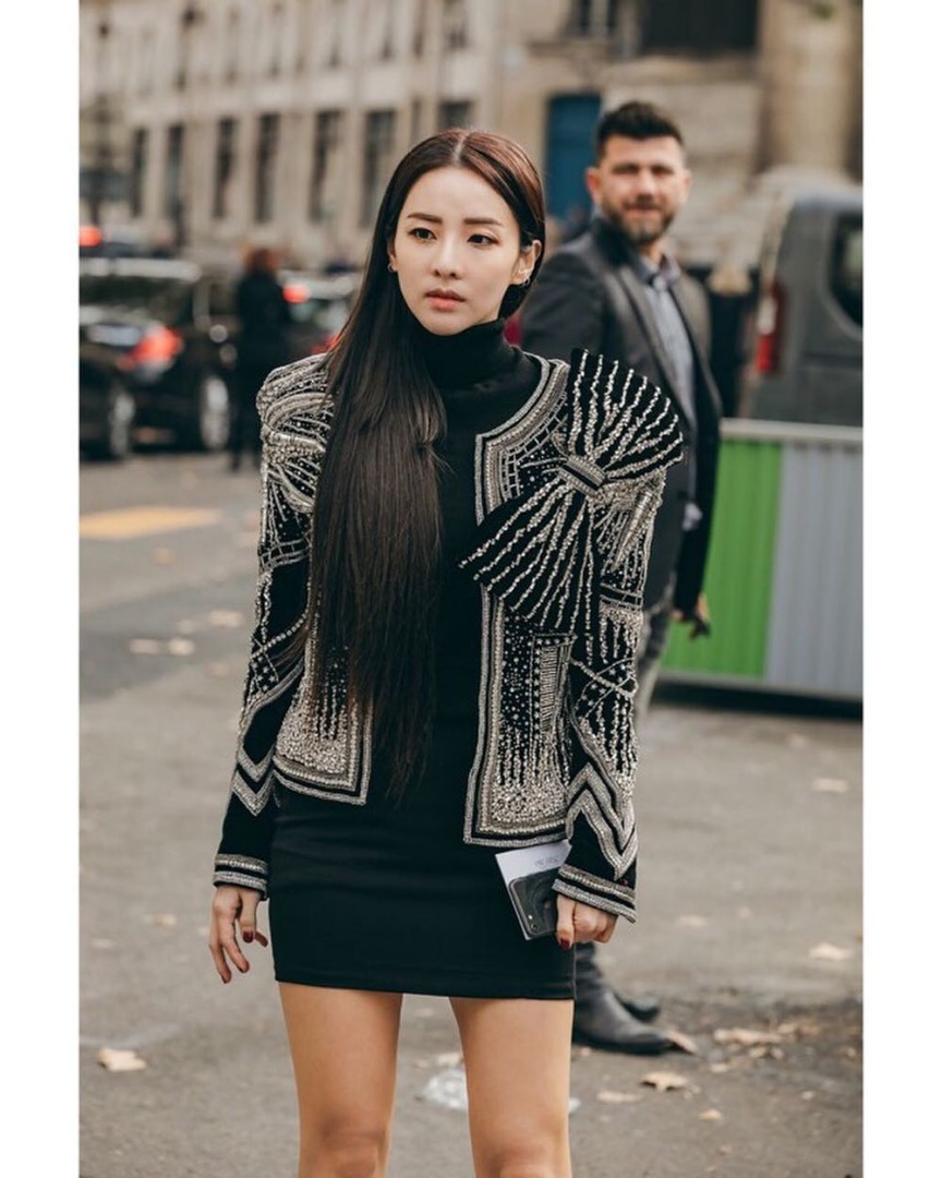 ตามเก็บลุคสุดชิคที่ปารีสของ 2 สาวแห่ง YG "ซานดาร่า" และ "เจนนี่ คิม"