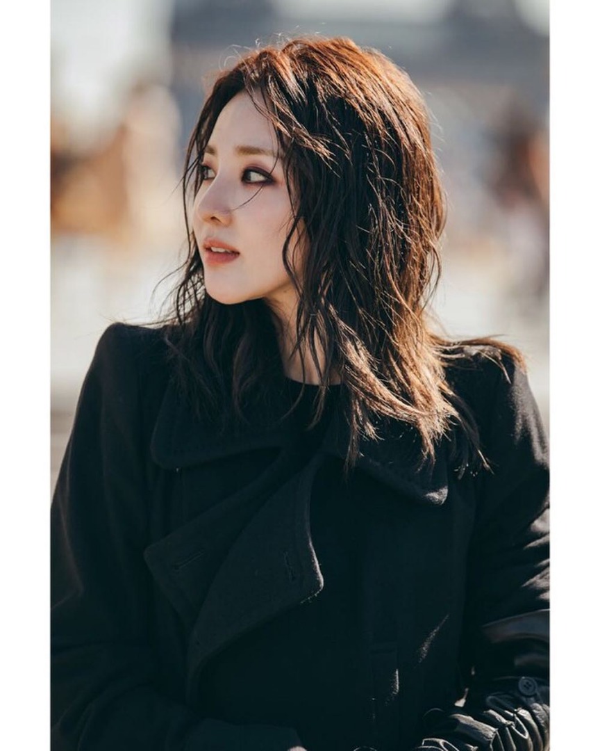 ตามเก็บลุคสุดชิคที่ปารีสของ 2 สาวแห่ง YG "ซานดาร่า" และ "เจนนี่ คิม"