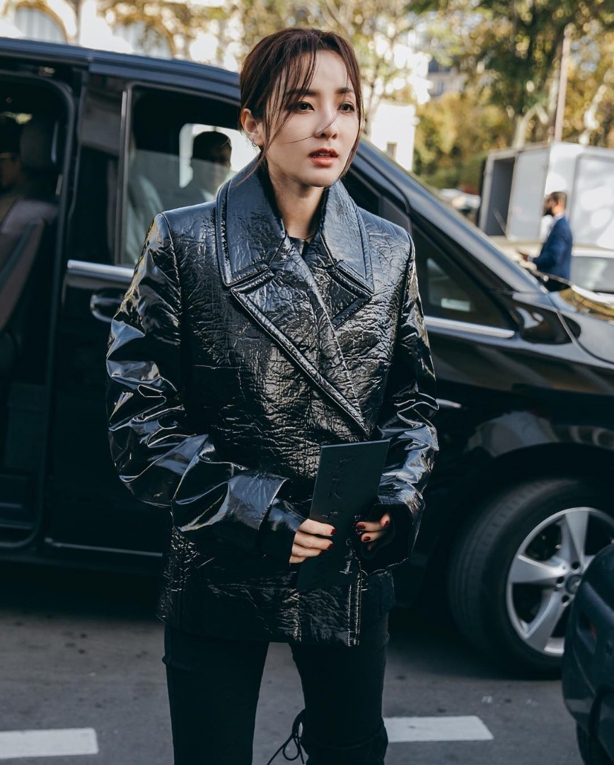 ตามเก็บลุคสุดชิคที่ปารีสของ 2 สาวแห่ง YG "ซานดาร่า" และ "เจนนี่ คิม"