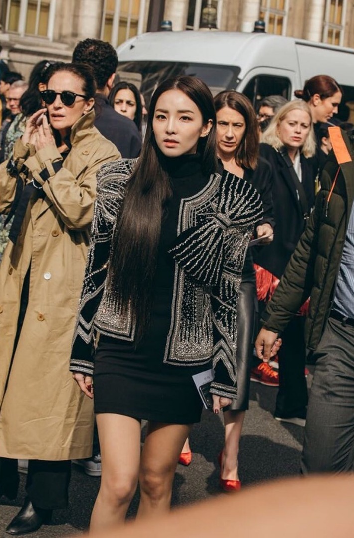 ตามเก็บลุคสุดชิคที่ปารีสของ 2 สาวแห่ง YG "ซานดาร่า" และ "เจนนี่ คิม"