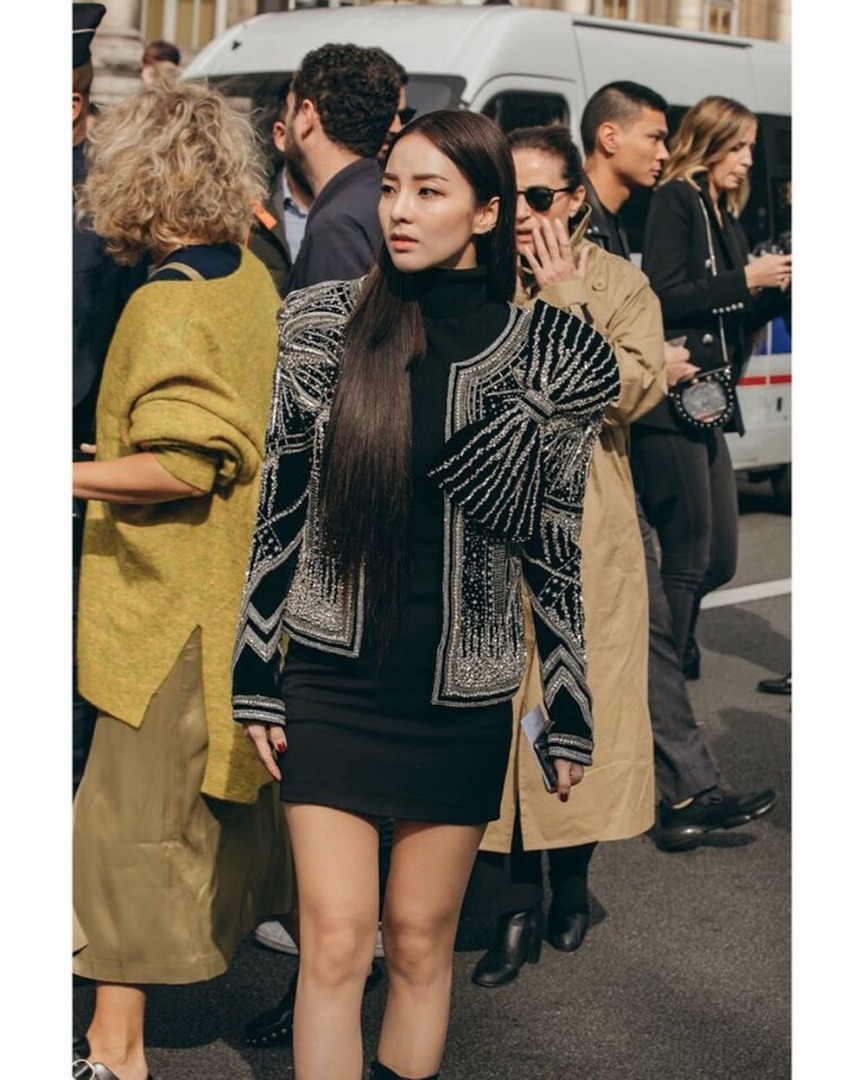 ตามเก็บลุคสุดชิคที่ปารีสของ 2 สาวแห่ง YG "ซานดาร่า" และ "เจนนี่ คิม"