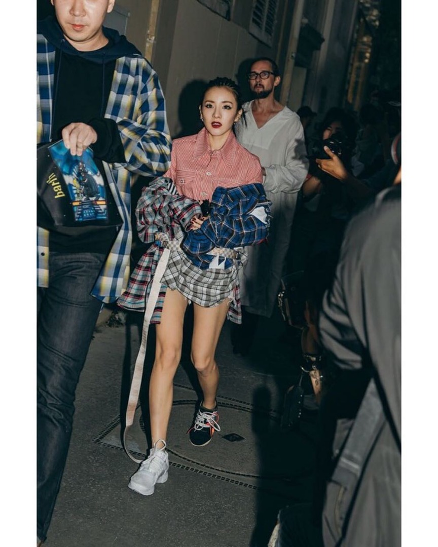 ตามเก็บลุคสุดชิคที่ปารีสของ 2 สาวแห่ง YG "ซานดาร่า" และ "เจนนี่ คิม"