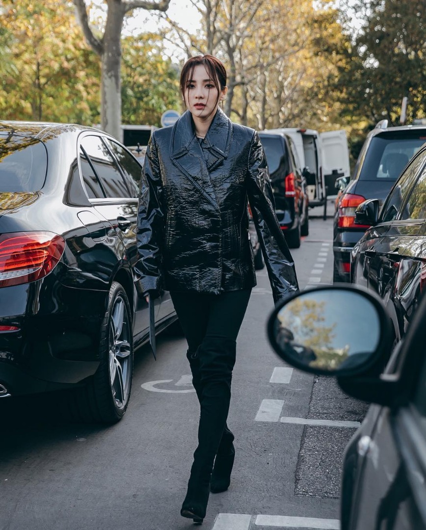 ตามเก็บลุคสุดชิคที่ปารีสของ 2 สาวแห่ง YG "ซานดาร่า" และ "เจนนี่ คิม"