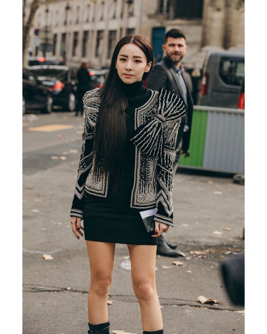 ตามเก็บลุคสุดชิคที่ปารีสของ 2 สาวแห่ง YG "ซานดาร่า" และ "เจนนี่ คิม"