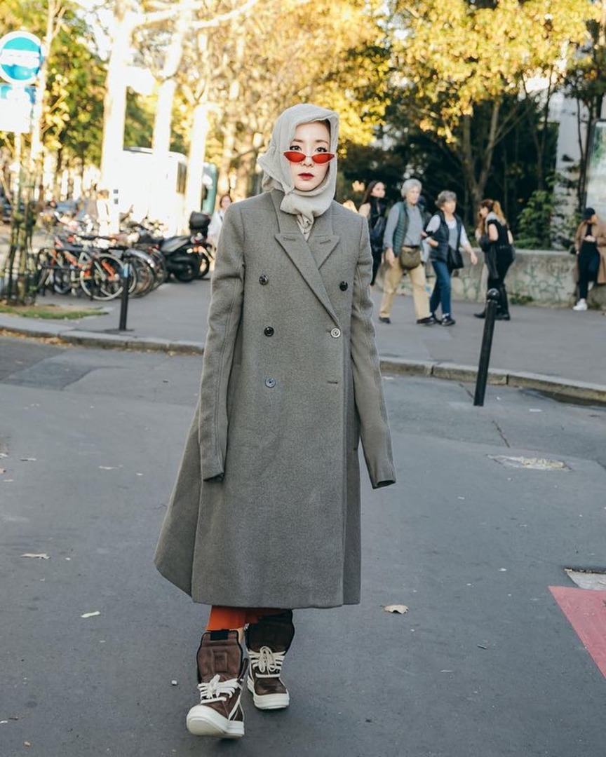 ตามเก็บลุคสุดชิคที่ปารีสของ 2 สาวแห่ง YG "ซานดาร่า" และ "เจนนี่ คิม"