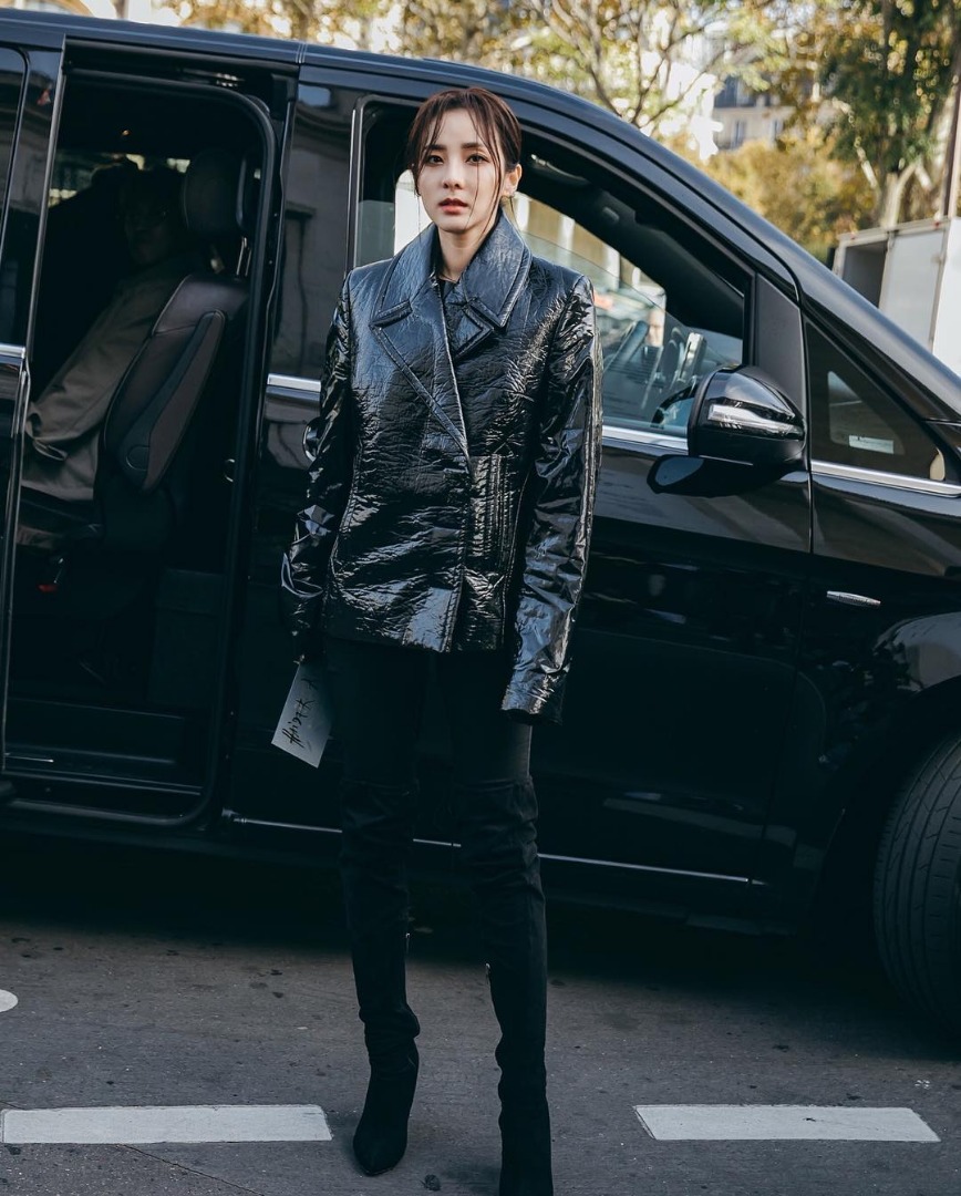 ตามเก็บลุคสุดชิคที่ปารีสของ 2 สาวแห่ง YG "ซานดาร่า" และ "เจนนี่ คิม"