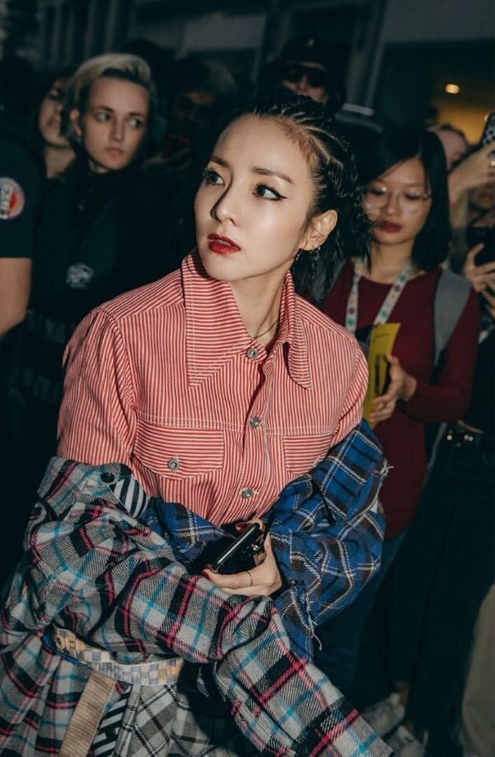 ตามเก็บลุคสุดชิคที่ปารีสของ 2 สาวแห่ง YG "ซานดาร่า" และ "เจนนี่ คิม"