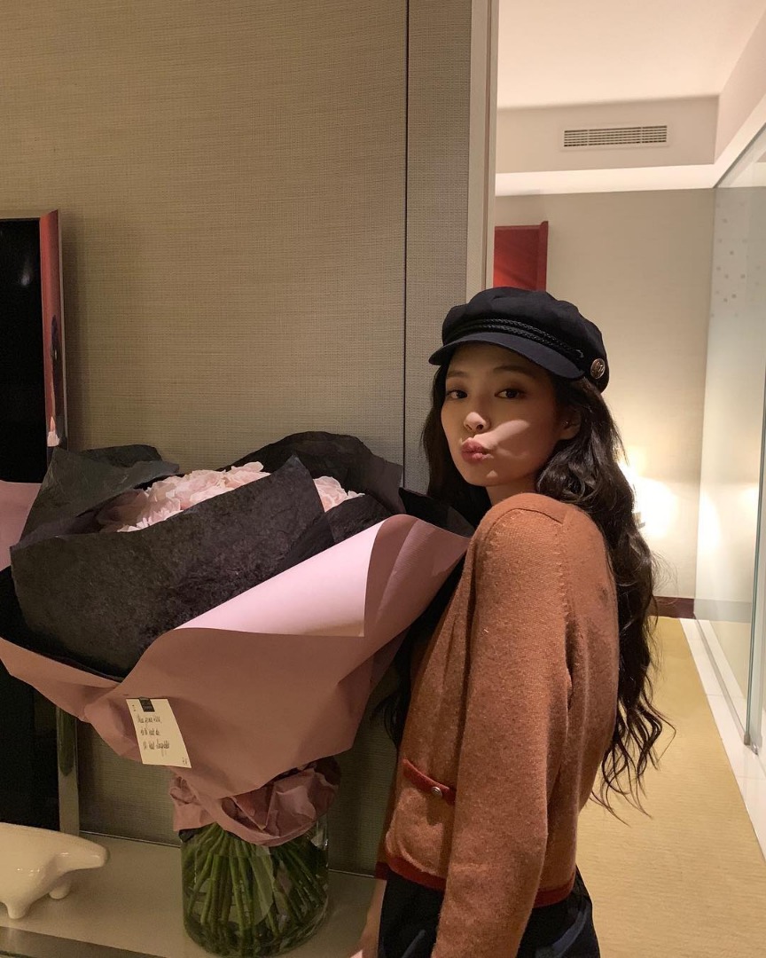 ตามเก็บลุคสุดชิคที่ปารีสของ 2 สาวแห่ง YG "ซานดาร่า" และ "เจนนี่ คิม"