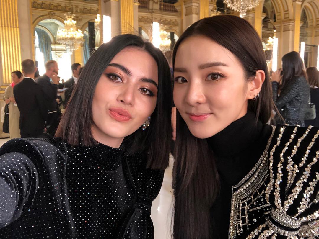 ตามเก็บลุคสุดชิคที่ปารีสของ 2 สาวแห่ง YG "ซานดาร่า" และ "เจนนี่ คิม"