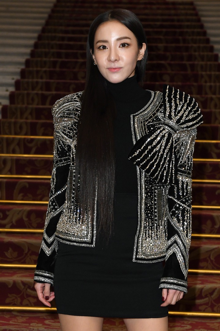 ตามเก็บลุคสุดชิคที่ปารีสของ 2 สาวแห่ง YG "ซานดาร่า" และ "เจนนี่ คิม"