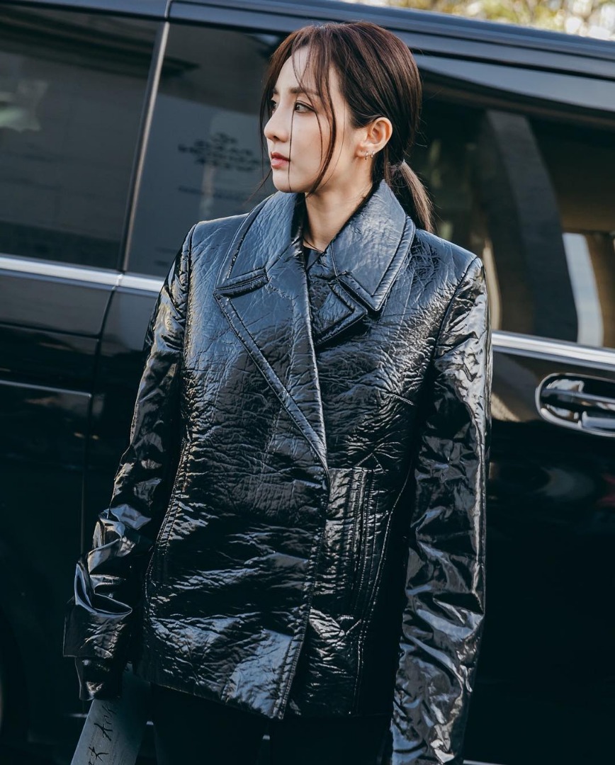 ตามเก็บลุคสุดชิคที่ปารีสของ 2 สาวแห่ง YG "ซานดาร่า" และ "เจนนี่ คิม"