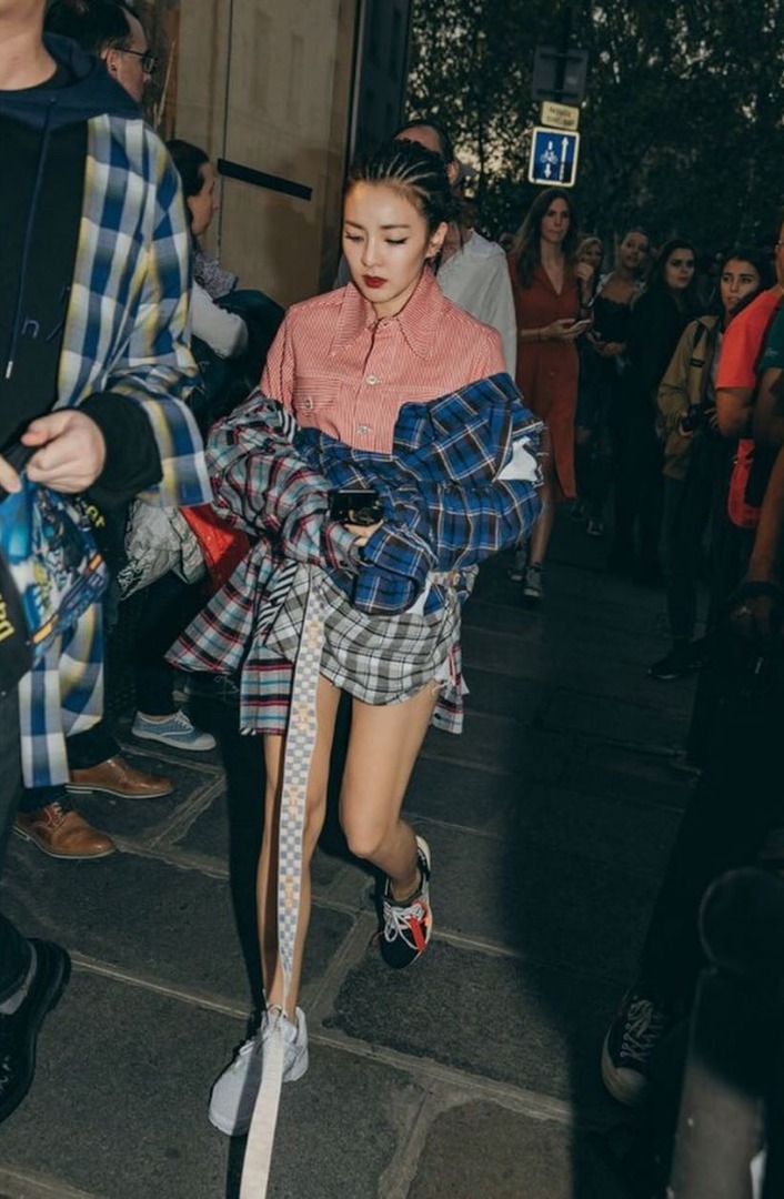 ตามเก็บลุคสุดชิคที่ปารีสของ 2 สาวแห่ง YG "ซานดาร่า" และ "เจนนี่ คิม"