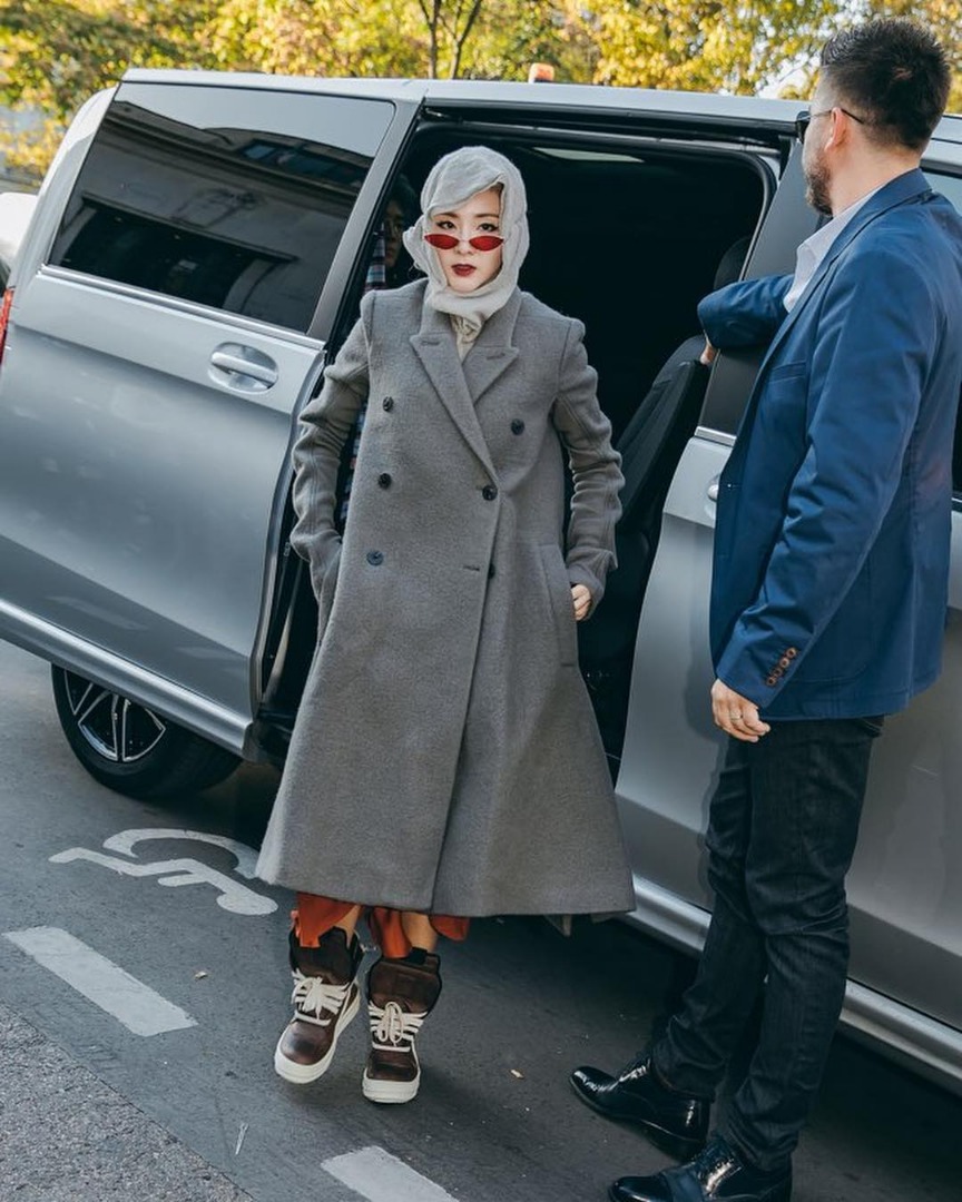 ตามเก็บลุคสุดชิคที่ปารีสของ 2 สาวแห่ง YG "ซานดาร่า" และ "เจนนี่ คิม"