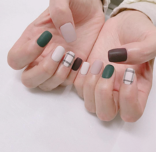 เล็บลายตาราง