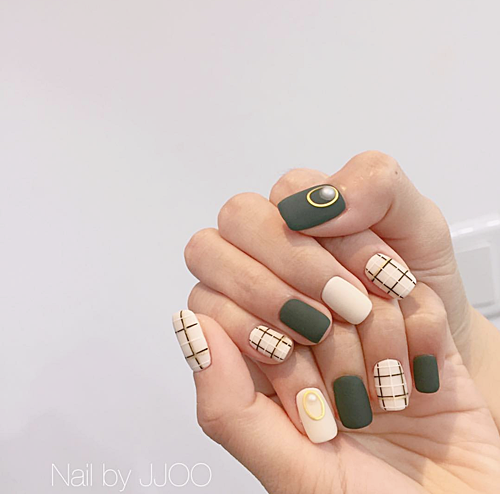 เล็บลายตาราง