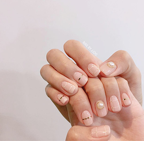 เล็บลายตาราง