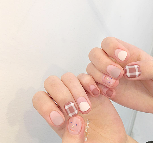 เล็บลายตาราง