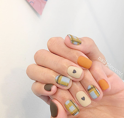 เล็บลายตาราง