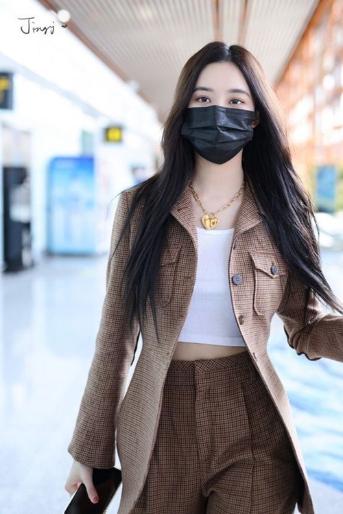 แฟชั่นเสื้อผ้าสีน้ำตาล