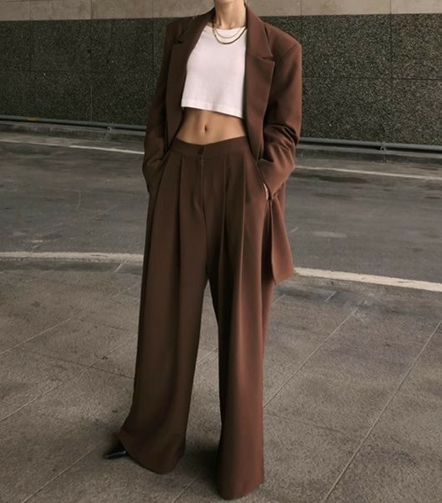 แฟชั่นเสื้อผ้าสีน้ำตาล