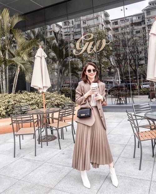 แฟชั่นเสื้อผ้าสีน้ำตาล